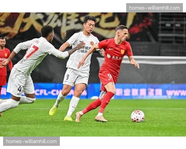 辽宁铁人严鼎皓中场调度，为锋线创造多次射门机会